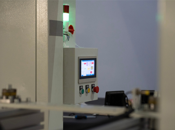 Engineer configuring a batch recipe on an HMI
